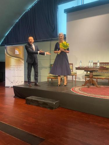2. Powitanie przez Dyr. Piotra Sułkowskiego prezes Stowarzyszenia Elżbiety Gładysz