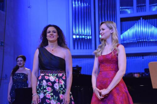 3. Katerina Hebelkovva, Karolina Podolak i Mirella Malorny przy fortepianie.