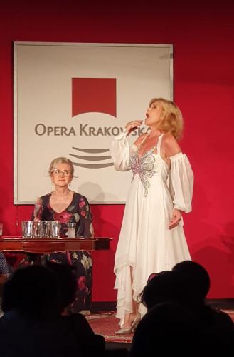 2. Bożena Zawiślak-Dolny i Elżbieta Gładysz w tle