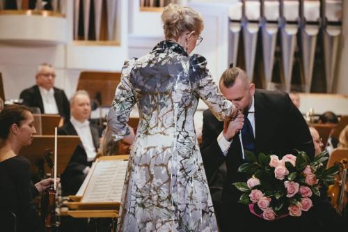2. Na scenie kwiaty od Dyrektora Filharmonii