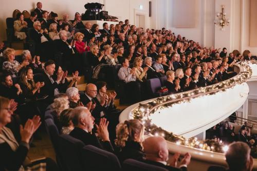 6. Na balkonie członkowie Stowarzyszenia ARIA.