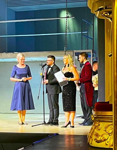 2. Moment wręczenia Statuetki na scenie Opery Śląskiej