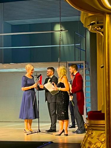 2a. Moment wręczenia Statuetki na scenie Opery Śląskiej
