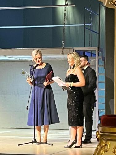 4. Moment wręczenia Statuetki na scenie Opery Śląskiej