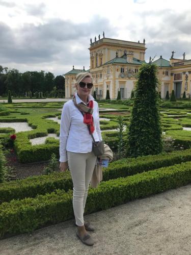 Nasza Prezes Elżbieta Gładysz w ogrodach Pałacu w Wilanowie.