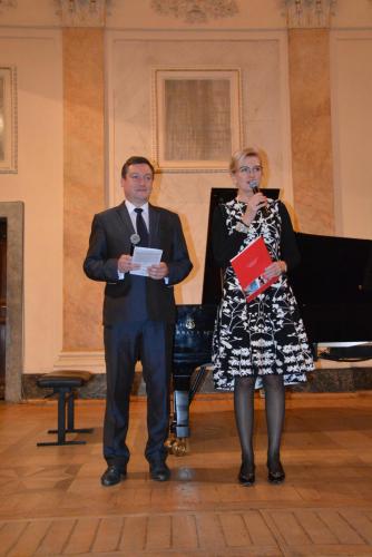 2. Elżbieta Gładysz i andrzej Kosowski witają licznie zgromadzoną publiczność.