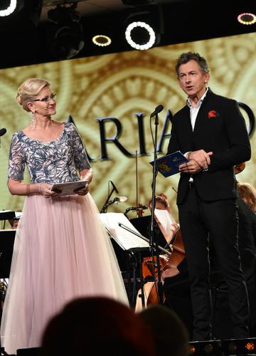 Prezes Elżbieta Gładysz i Maciej Miecznikowski -  prowadzący koncert "Aria dla Krynicy."